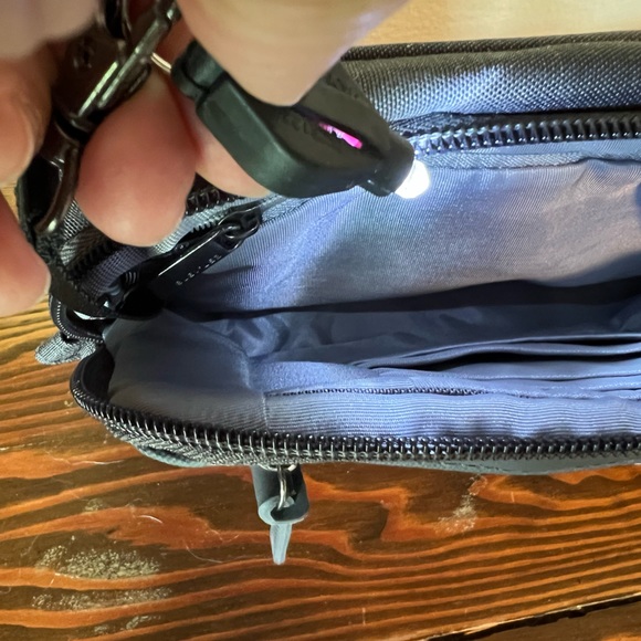 Travelon Anti-Theft Metro Convertible Small Crossbody Belt bag - Picture 7 of 15